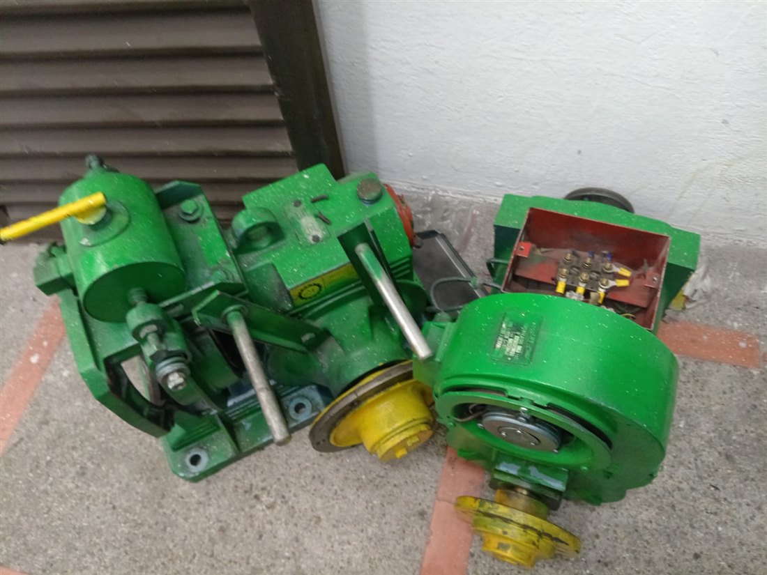 Motor y equipo de ascensor desmontado