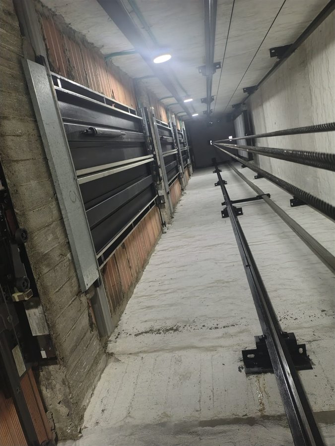 Ducto de ascensor en obra con guías instaladas