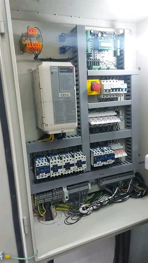 Tablero de control eléctrico modernizado de un ascensor