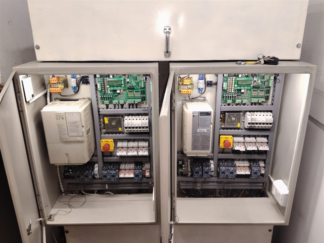 Técnico reparando el sistema eléctrico de un ascensor