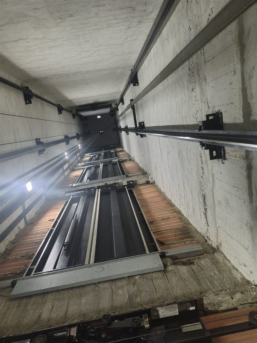Ducto de ascensor con guías y estructura en mantenimiento