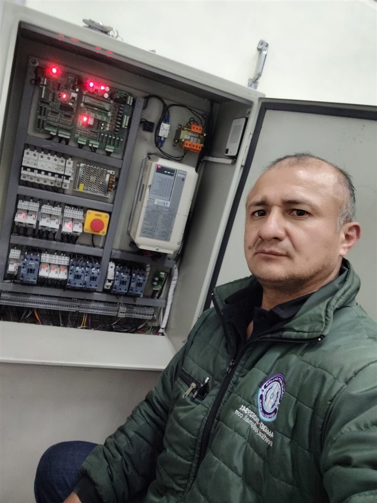 Técnico de Transvertical JAG revisando el sistema de control de un ascensor
